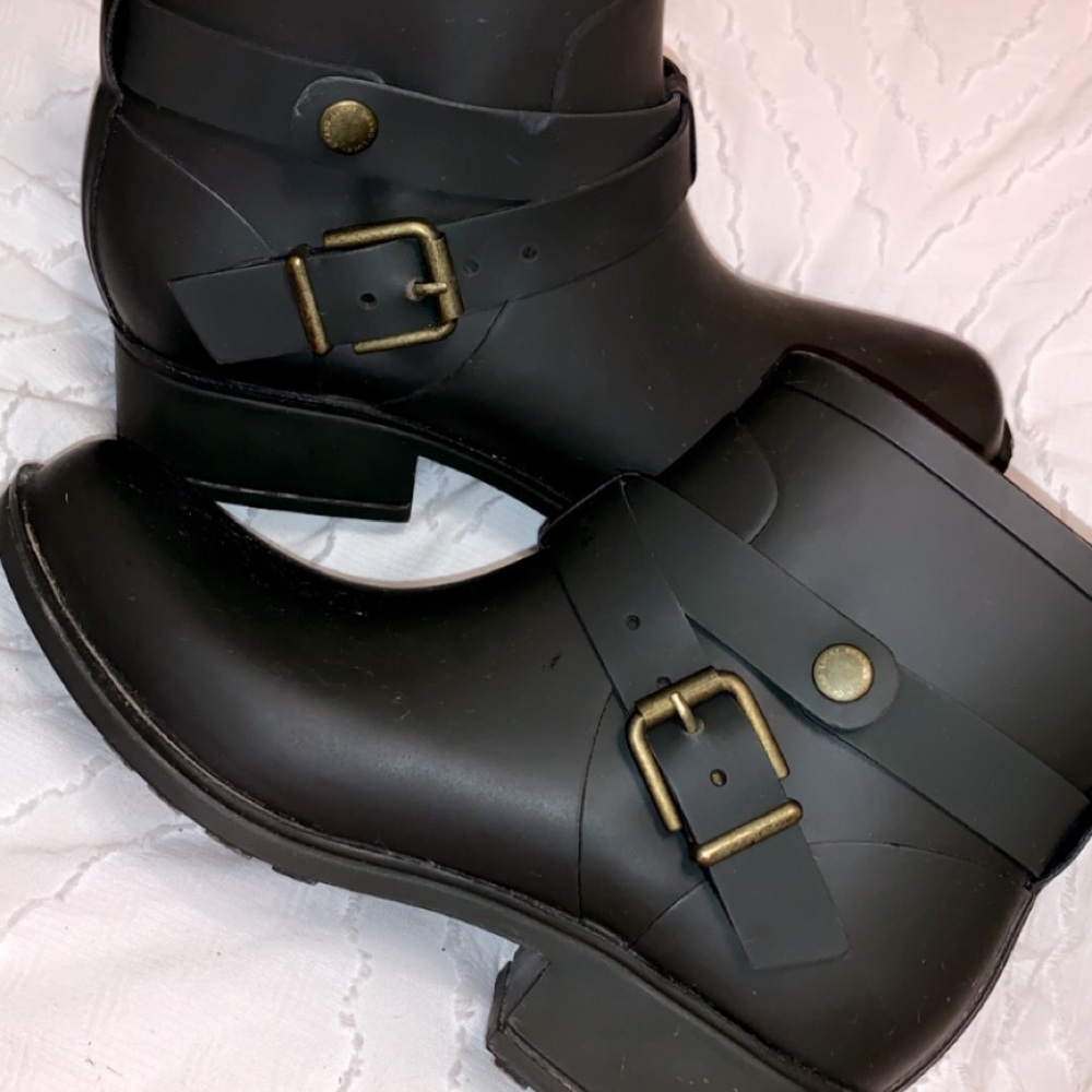 Lucky Brand Rindah Chelsea Style Rubber Rain Ankle Boots Women's size 6.